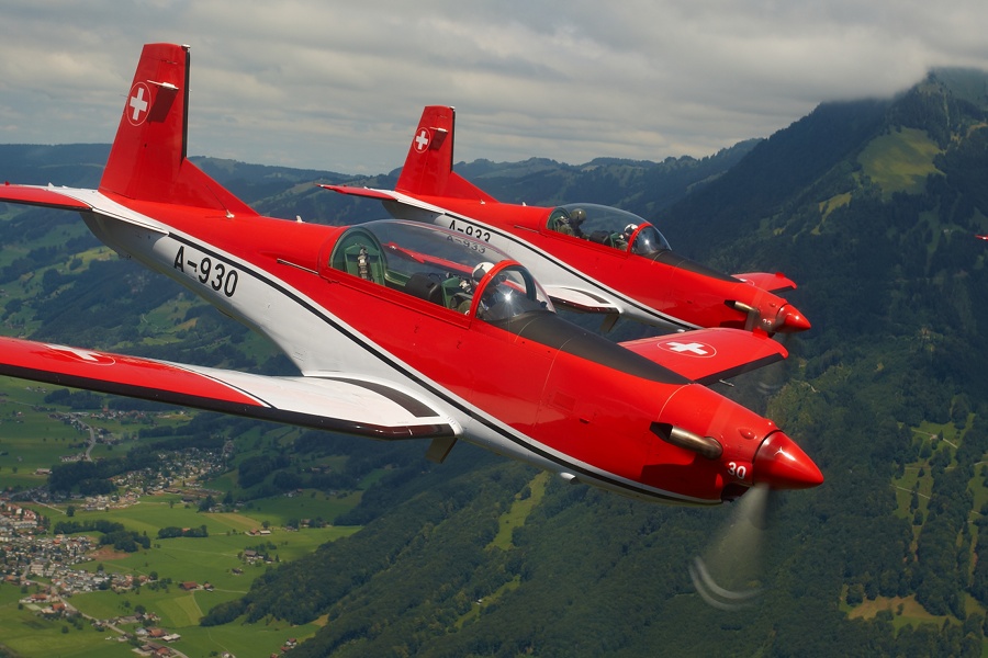 Flying%20with%20PC-7%20Team